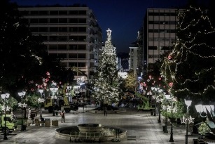 У главной елки страны включат праздничную подстветку 10 декабря на площади Синтагма