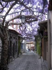 Самую красивую улицу в мире нашли в Греции